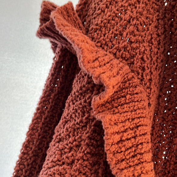 Express cowl neck sweater, ruffled sleeves @ front, pre-loved, L - Picture 3 of 4